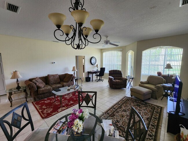 Foto del edificio - Fully Furnished 2 Bedroom 2 Bath Townhome ...