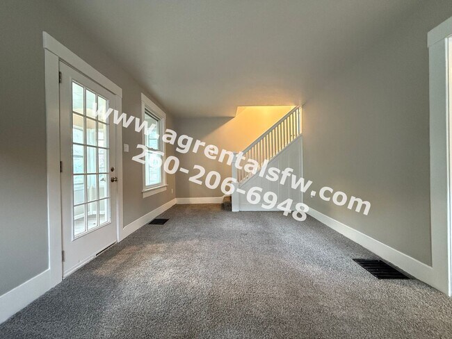 Building Photo - 3 Bedroom House