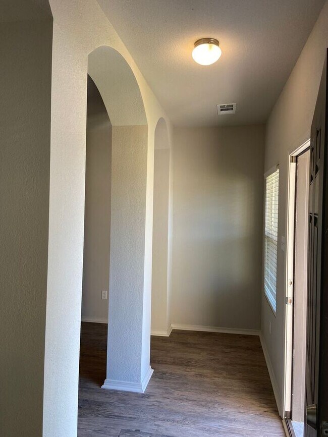 Building Photo - Four Bedroom | Two Bathroom in Fairview Haven