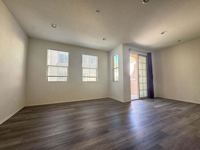 Building Photo - Gorgeous and Bright Centrally Located Cond...