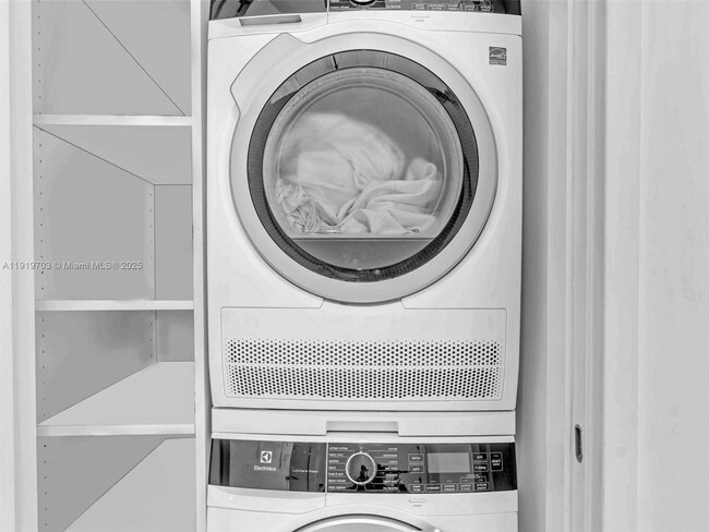 Building Photo - 700 NE 26th Terrace