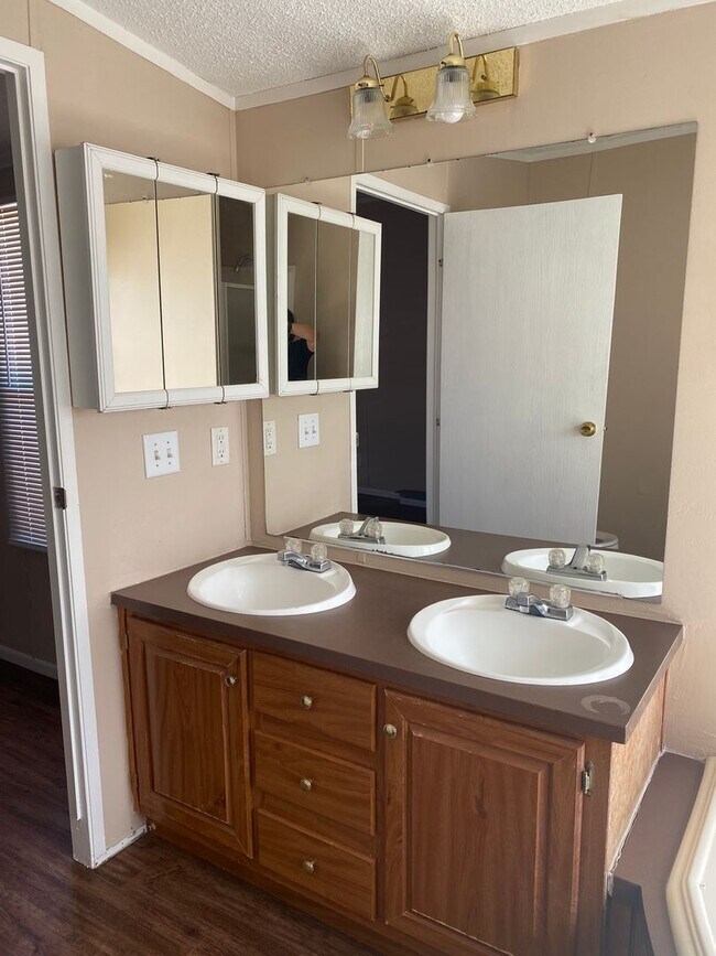 Foto del edificio - 4938 South fork Rd - Charming 3-Bedroom Ma...