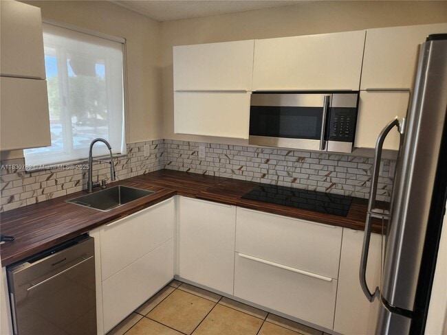 Foto del edificio - 7905 W 30th Ct