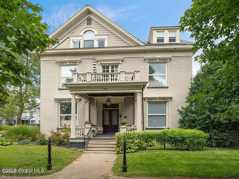 Primary Photo - 143 Caroline St