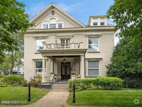 Building Photo - 143 Caroline St