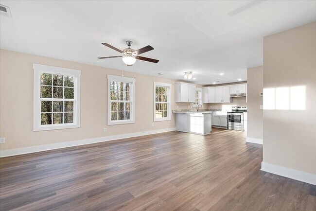 Building Photo - Fantastic 3bd/3ba home! Coming soon!