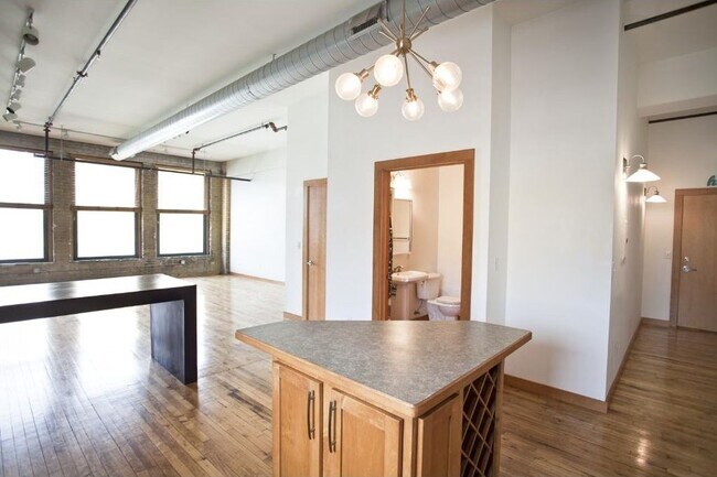 Building Photo - 523 Jackson St