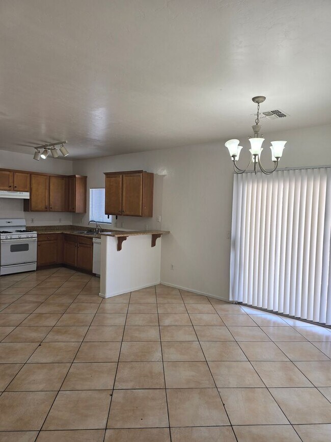 Foto del edificio - Large 4 bedroom home with Den - Corner lot...
