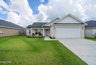 Building Photo - 3800 Redbud Wy