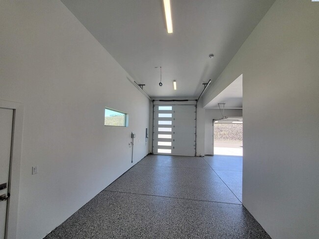 Building Photo - FOR RENT SOUTHCLIFFE