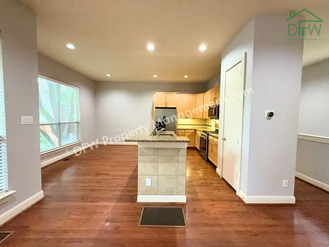 Building Photo - Elegant and Spacious 2-Bedroom Townhome with Rooftop View in Dallas
