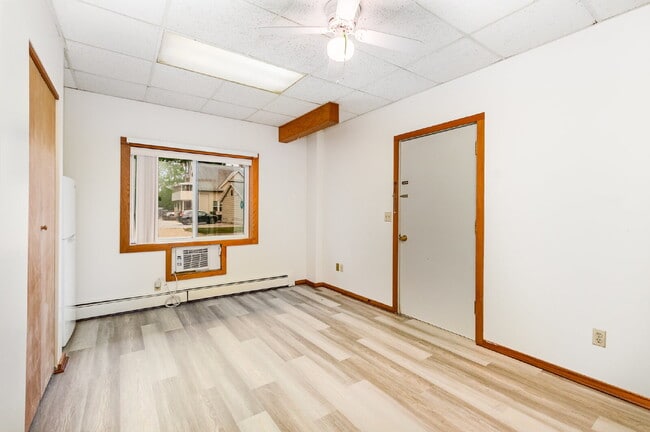 Building Photo - Efficiency Rental Available Immediately! $...