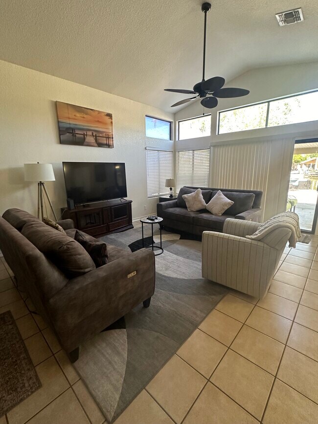 Building Photo - 10938 W Poinsettia Dr