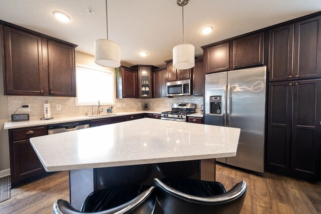 Building Photo - Rare super nice 3 bed end unit townhouse f...