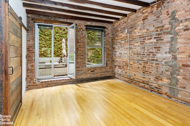 Foto del edificio - FULL FLOOR NOLITA LOFT WITH PRIVATE DECK