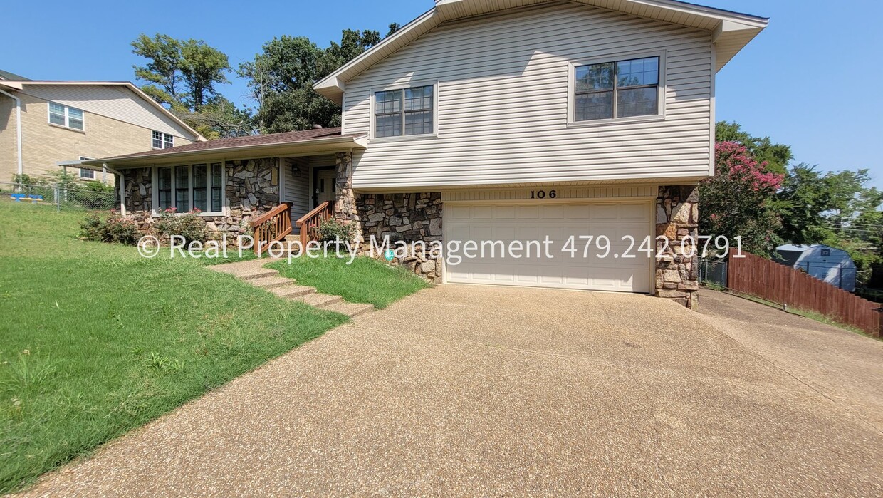 Foto principal - Spacious 3B/2.5B Home Located off State Li...