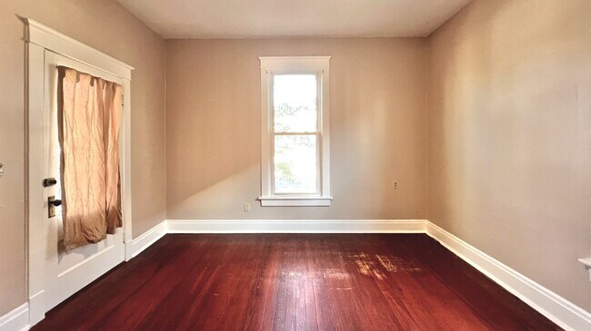 Foto del edificio - Coming Soon: 1BR, 1BA duplex