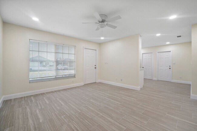 Foto del edificio - ANNUAL RENTAL - 2 Bedroom, 1 Bath w/ Garag...