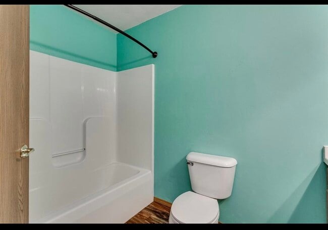 Baño completo en la planta superior - N176 State Park Rd