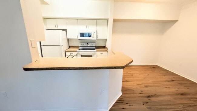 Building Photo - Annual unfurnished 2/2 condo in luxury development near Legacy Trail and Siesta Key.