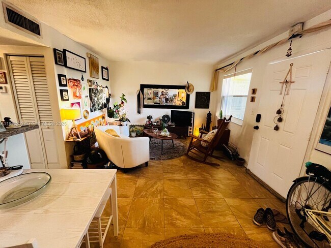 Foto del edificio - 520 NE 38th St