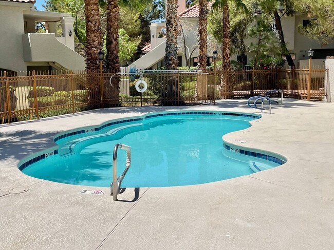Building Photo - Spacious 2 Bed, 2 Bath Condo in the Lakes!