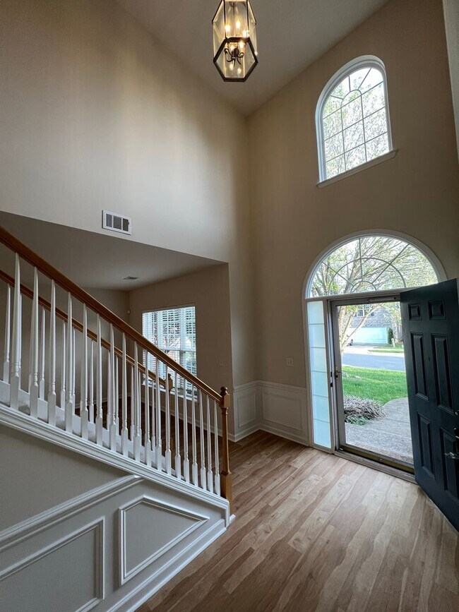 Building Photo - 4 bed, 2.5 bath w/ 2 car garage close to p...