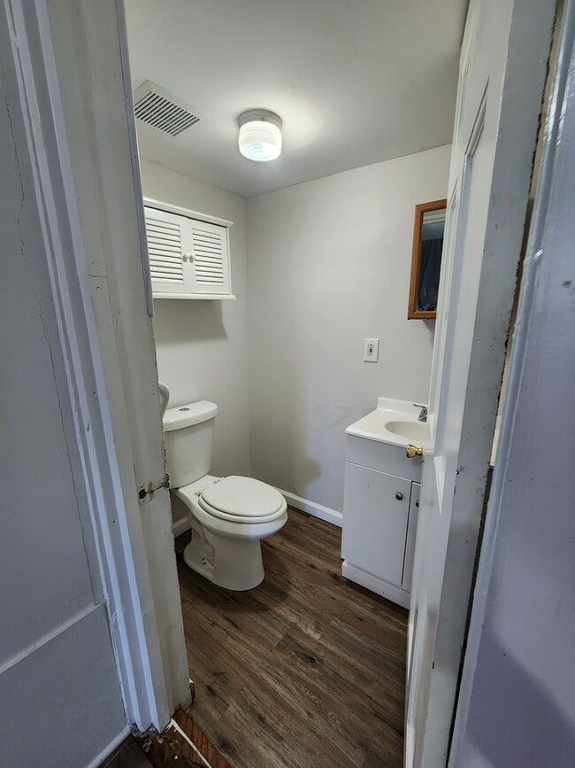 Building Photo - LARGE 4 Bedroom Home For Rent