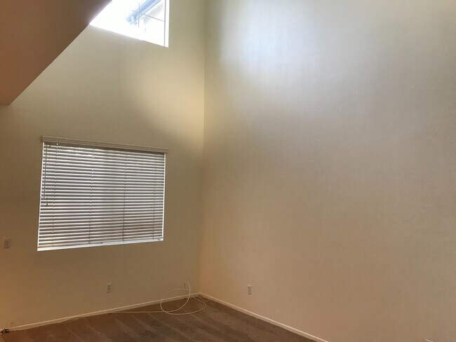 Foto del edificio - Beautiful 2 Bedrooms,  2.5 Bath Townhome with 2 Car Attached Garage in Ontario
