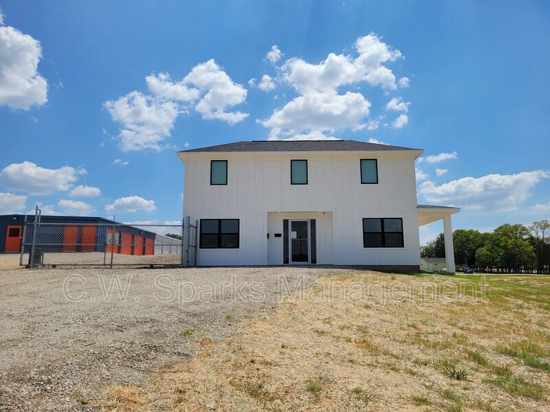 1317 E Main St Unit Above Office Manager Quarters, Gun Barrel City, TX