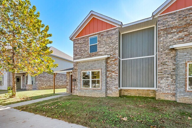 Building Photo - Santa Maria Ln Duplex