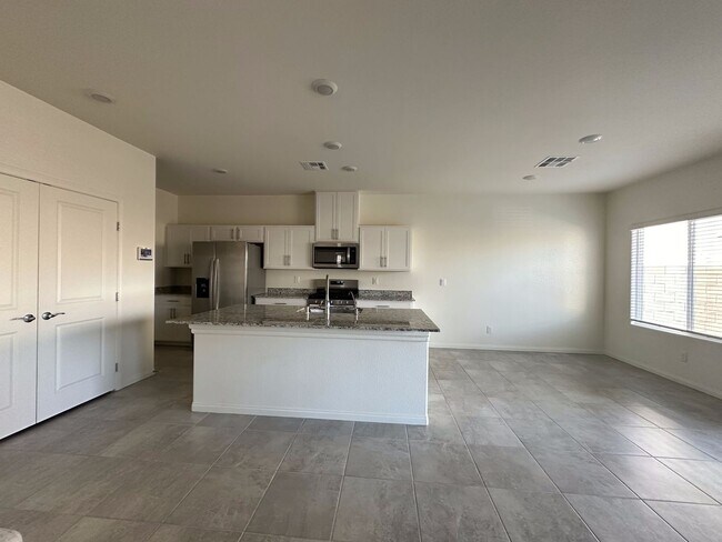 Foto del edificio - Spacious 4 Bedroom 2.5 Bath Corner Lot Sin...