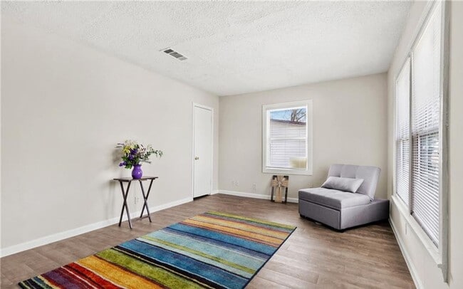 Foto del edificio - Updated 4-bedroom 2-bathroom home!  Housing accepted!!