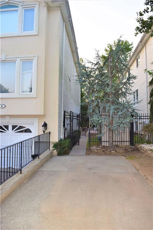 Building Photo - 42 Lerer Ln