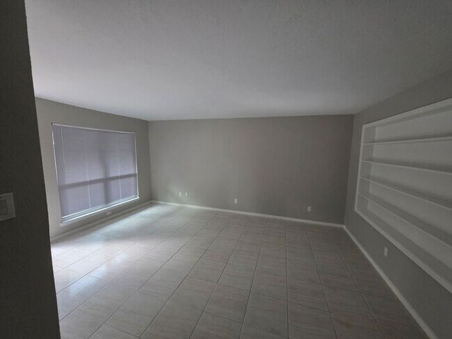 Foto del edificio - Updated 1-Bedroom Condo Near Pool Ready fo...