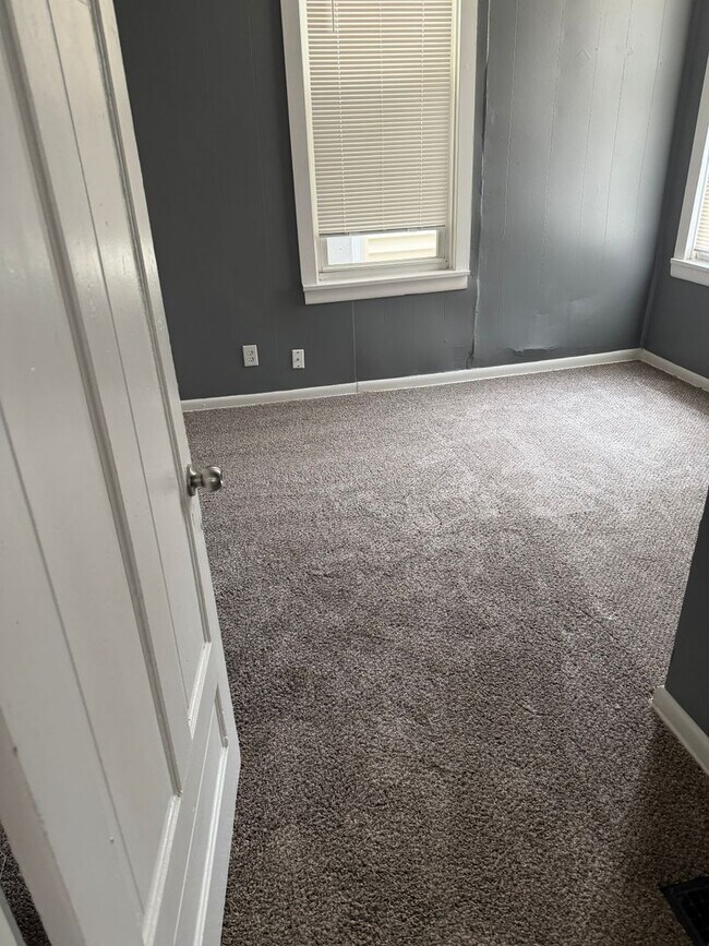 Foto del edificio - Large 5BR/2Ba House- Close to U of L Leasing Special- sign lease by 6/15/2026 and second month is...