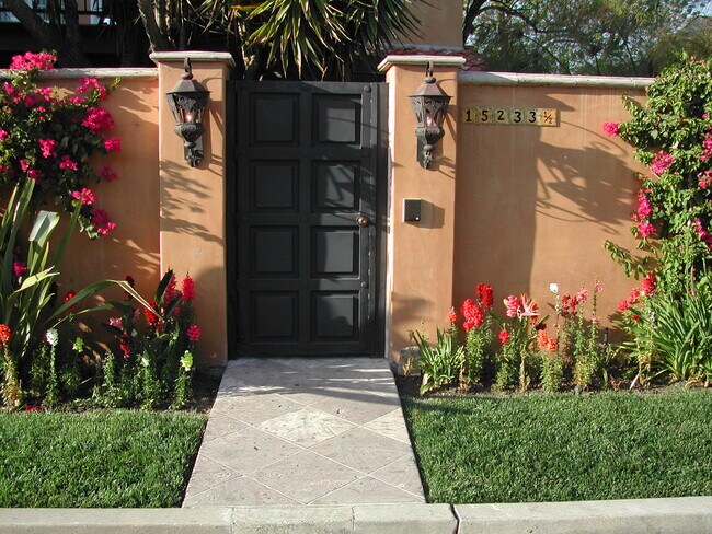 Foto del edificio - 15233-15232 Valleyheart Dr