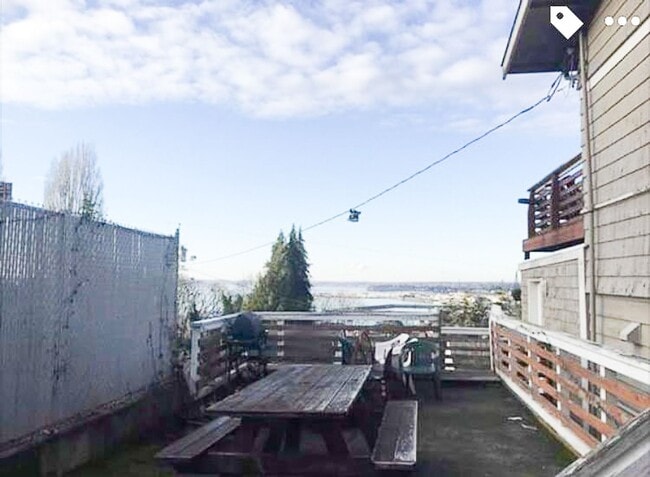 Building Photo - 3 & 4 Bedroom Units Just Steps from WWU