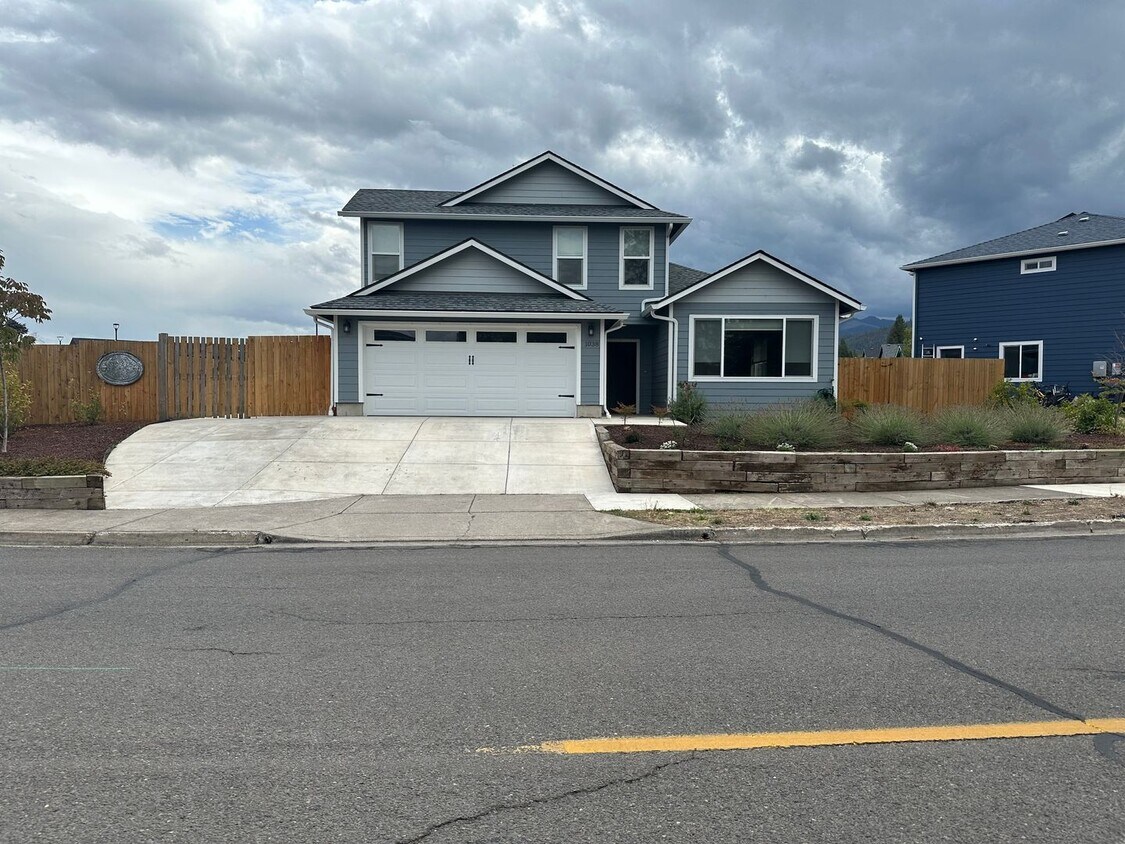 Foto principal - Beautiful 3BR/2BA Two-Story Home with Gara...
