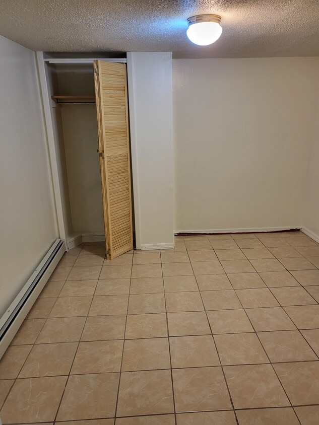 Building Photo - 722 E 81st St