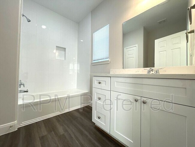 Foto del edificio - 5214 Mayle St