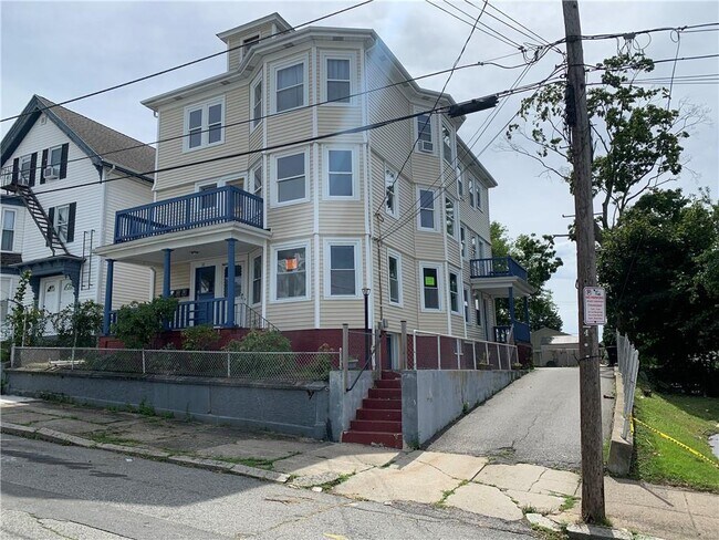 Building Photo - 32 Sisson St