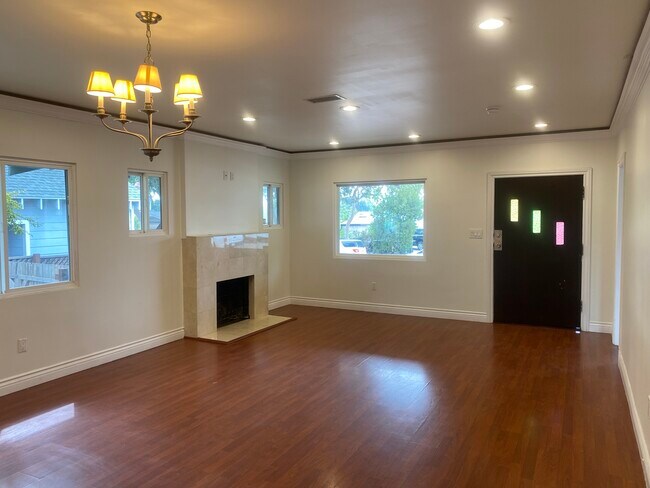 Sala de estar - 1284 N Sierra Bonita Ave