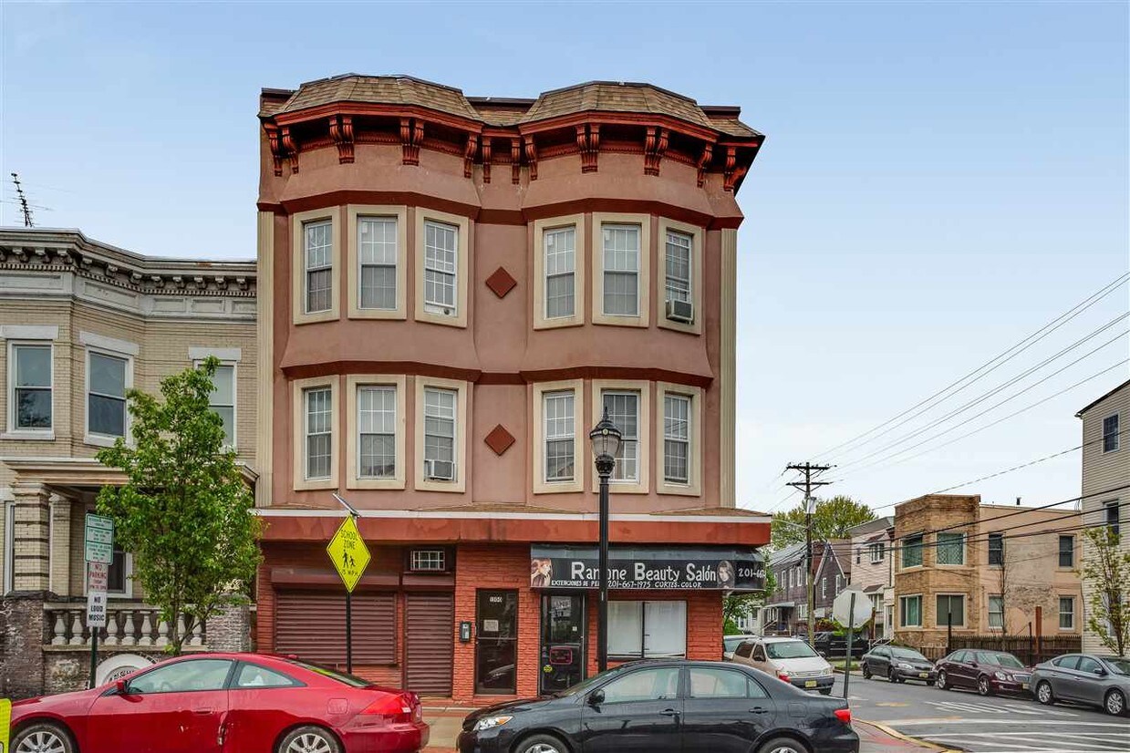 Foto principal - 1300 Central Ave