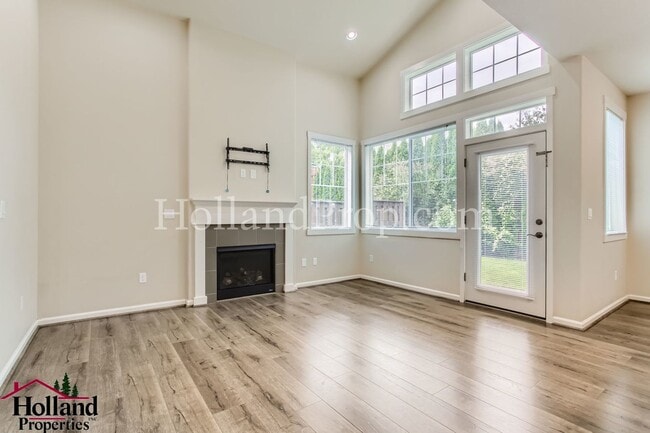 Building Photo - Charming 3-Bedroom Townhome in Prime Hills...