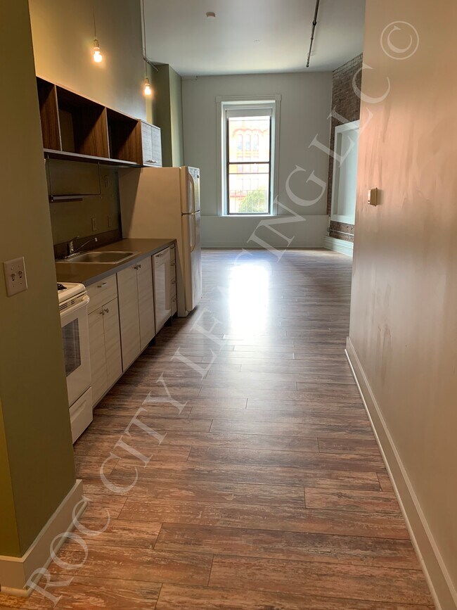 Unidad 207 Entrada - Hive@155 and Hive Andrews