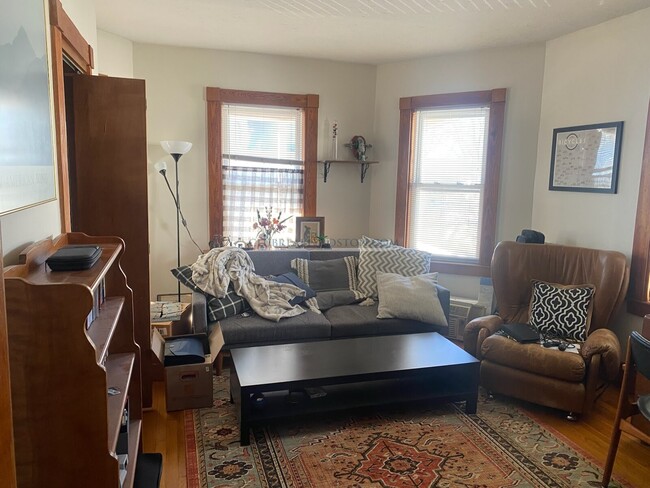 Building Photo - 366 Crescent St