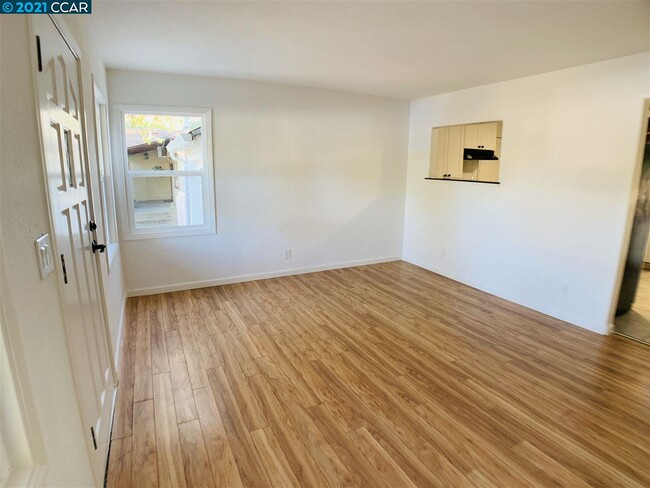Building Photo - 1458 San Carlos Ave