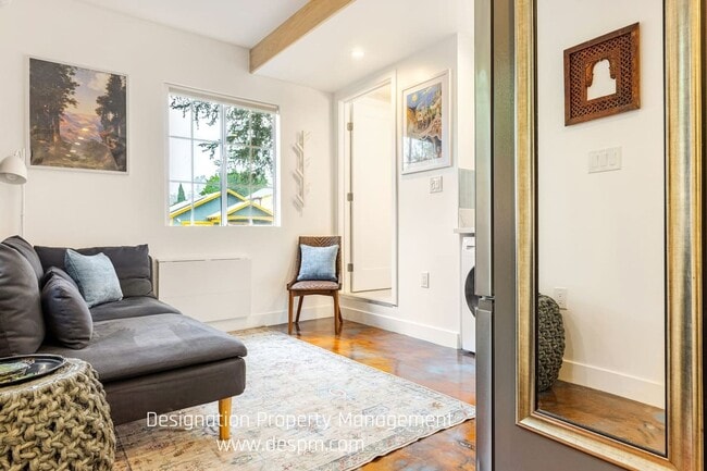 Building Photo - Roy