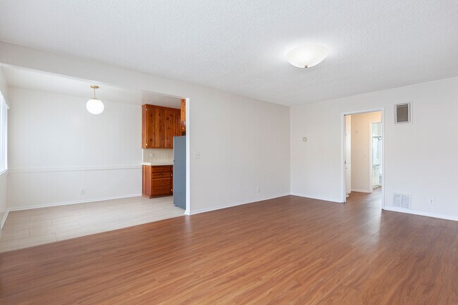 Building Photo - 555 Palm Dr